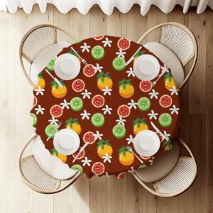 Widok z góry na okrągły stół udekorowany obrusem z motywem cytrusów