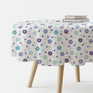 okrągły obrus na drewnianym stole z drobnym wzorem łąkowych kwiatków