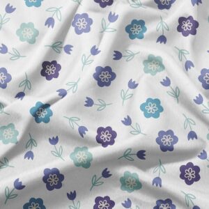 zbliżenie tkaniny pokazujące pastelowe kwiaty i delikatną fakturę materiału