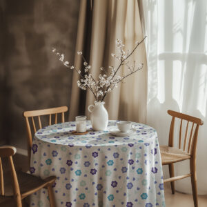 aranżacja stołu z dzbankiem i filiżanką na obrusie w łąkowy wzór