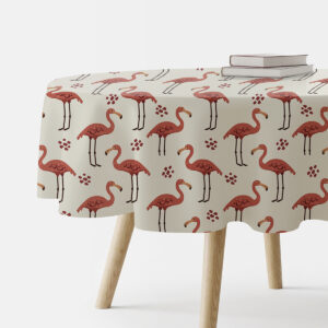 okrągły obrus z różowymi flamingami na kremowym tle ujęcie z boku na stole