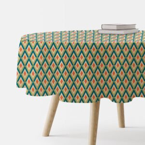 Okrągły obrus z geometrycznymi rombami w ciepłych barwach na stole