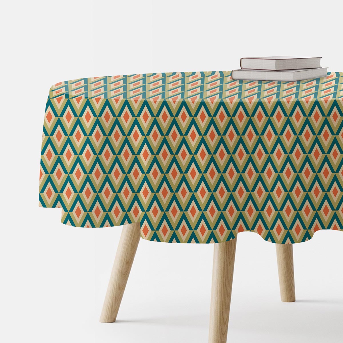 Okrągły obrus z geometrycznymi rombami w ciepłych barwach na stole