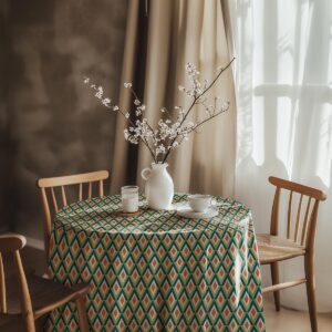 Stół nakryty obrusem w aranżacji jadalni z wazonem i filiżanką