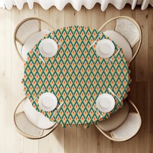 Widok z góry na okrągły stół z obrusem i nakryciami dla czterech osób