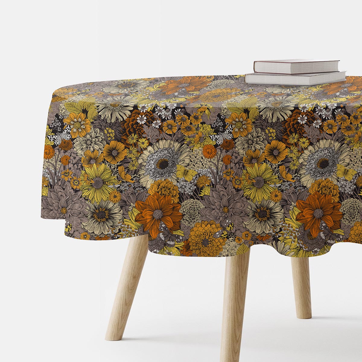 Okrągły obrus na stole z gęstym kwiatowym wzorem w ciepłych odcieniach
