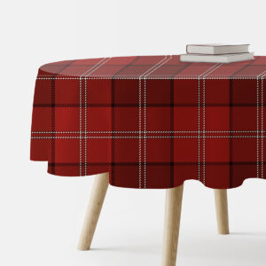 okrągły obrus w czerwonej szkockiej kracie na drewnianym stole, ujęcie z boku