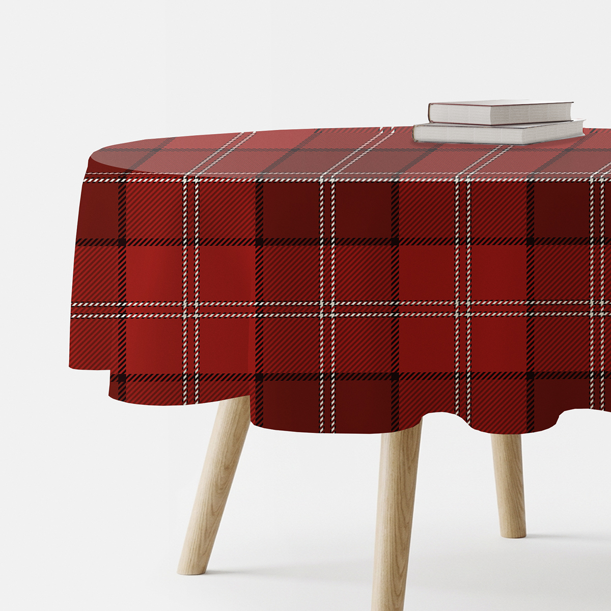 okrągły obrus w czerwonej szkockiej kracie na drewnianym stole, ujęcie z boku