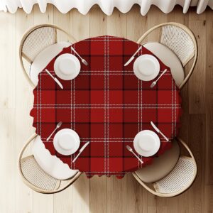 widok z góry na nakryty stół z okrągłym czerwonym obrusem w kratę i czterema talerzami