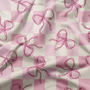 zbliżenie tkaniny pokazujące rysowane kokardki na delikatnej kratce