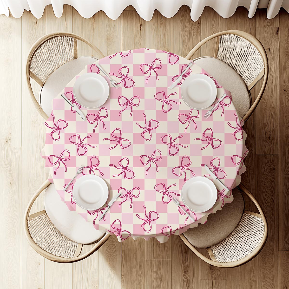 widok z góry na okrągły stół nakryty obrusem z kokardkami z ustawioną zastawą