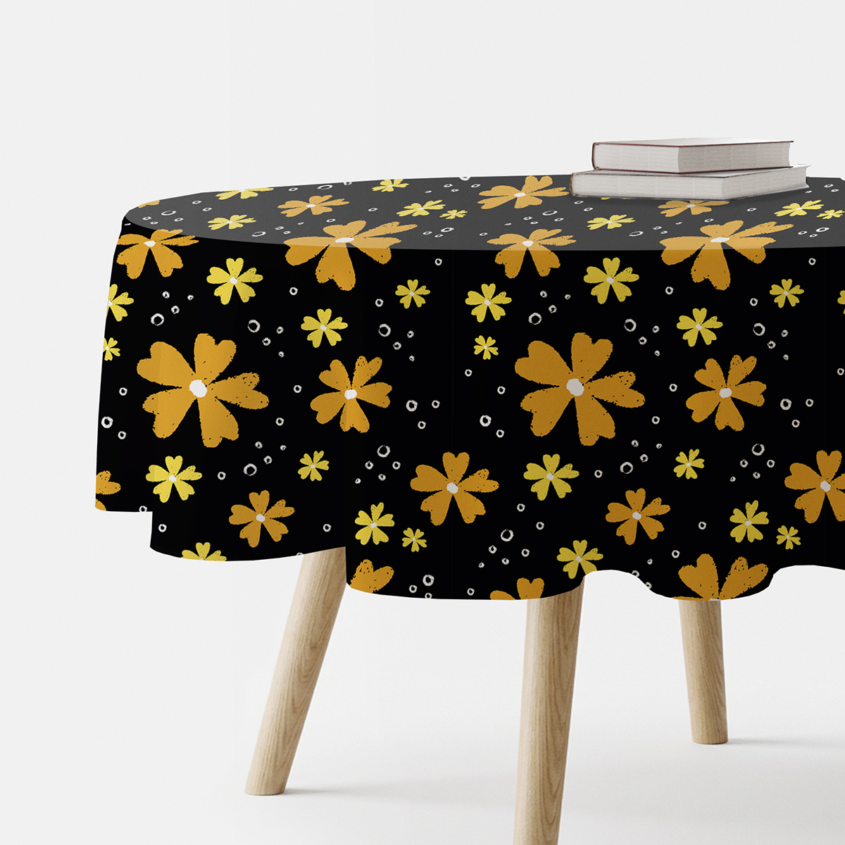okrągły obrus na stole z czarnym tłem i żółtymi malowanymi kwiatami