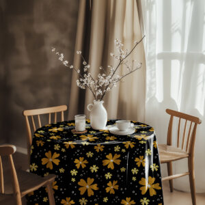 aranżacja stołu z małym bukietem na obrusie w kwiatowy wzór