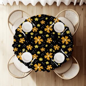 widok z góry na okrągły stół przykryty obrusem z rozmieszczonymi talerzami