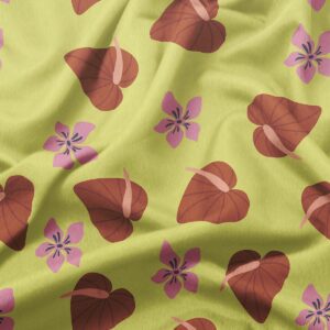 Zbliżenie tkaniny pokazujące sercowate liście w ciepłym brązie i drobne różowe kwiaty