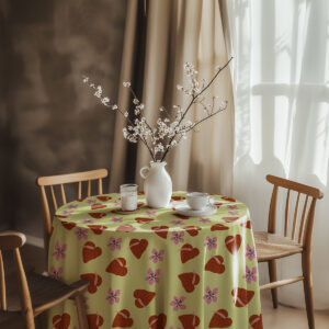 Aranżacja stołu z wazonem i obrusem w liściasty wzór, przytulne wnętrze