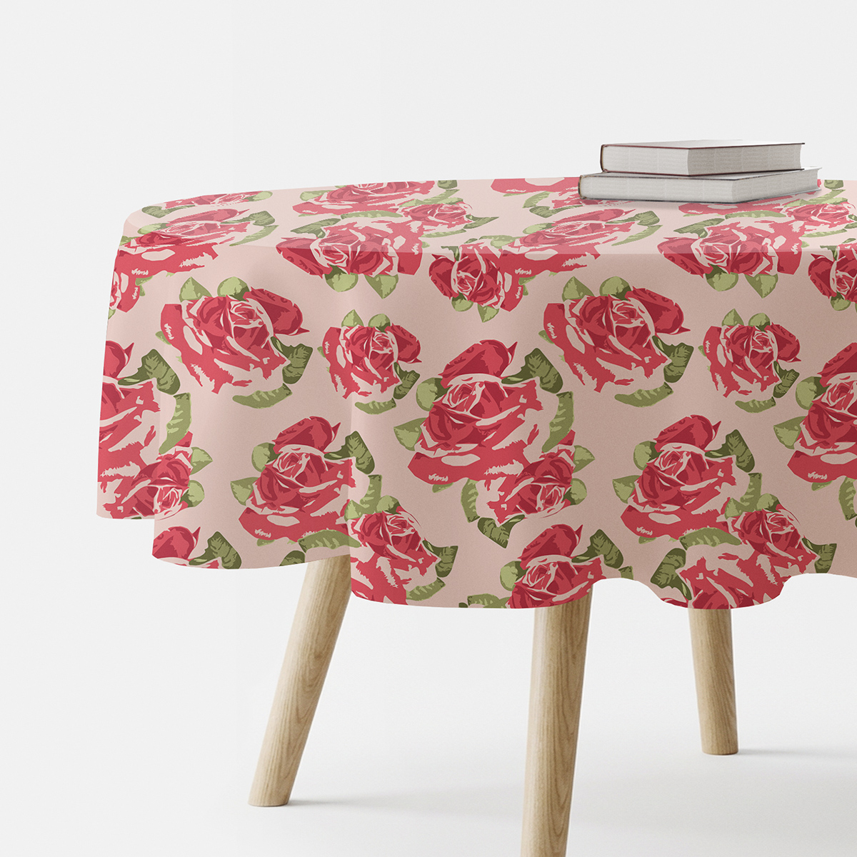 Okrągły obrus na stole z wzorem dużych malowanych róż na pudrowym tle