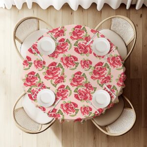 Widok z góry na okrągły stół nakryty obrusem z motywem róż