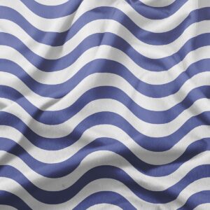 zbliżenie na tkaninę obrusy pokazujące falisty niebiesko-biały wzór i fakturę materiału