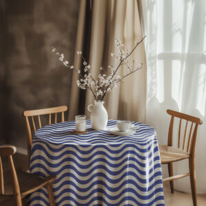 aranżacja stołu z obrusem w fale, wazon z gałązkami i filiżanką na blacie
