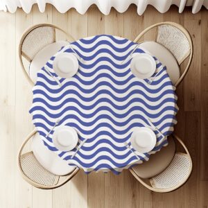 widok z góry na okrągły stół nakryty obrusem z falistym wzorem i nakryciami