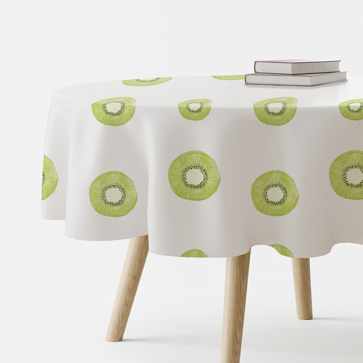okrągły obrus z nadrukiem zielonych plasterków kiwi na jasnym tle, główne ujęcie stołu