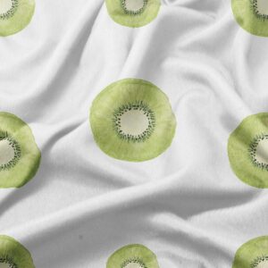 zbliżenie na materiał pokazujące akwarelowe detale plasterka kiwi i fakturę tkaniny