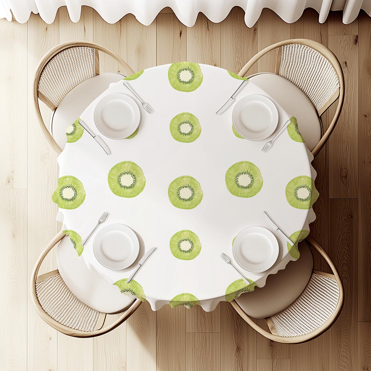 widok z góry na okrągły stół udekorowany obrusem z powtarzalnym wzorem kiwi