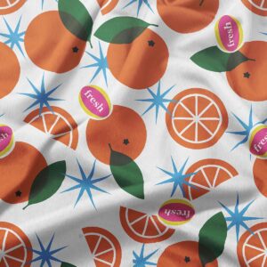 zbliżenie na tkaninę z motywem pomarańczy, plasterków cytrusów i niebieskich gwiazdek, pokazujące fakturę materiału