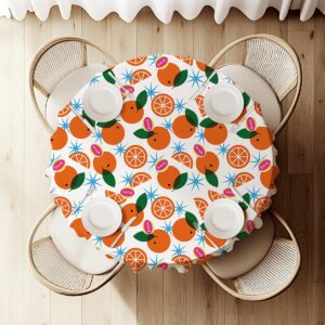 widok z góry na okrągły stół udekorowany obrusem z owocowym wzorem i nakryciami dla czterech osób