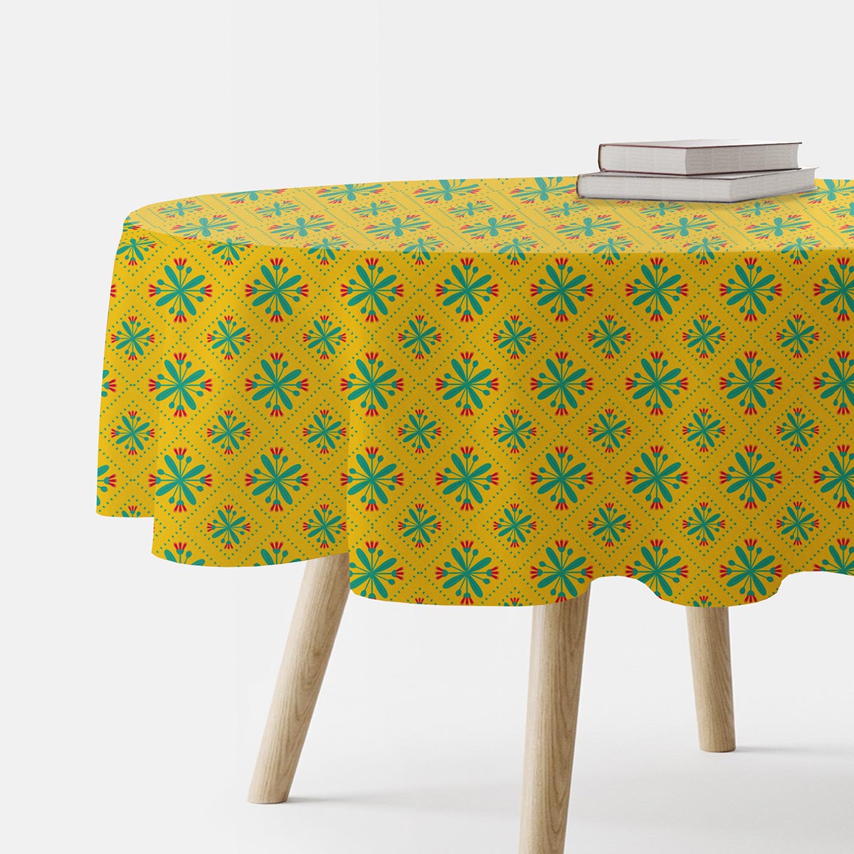 okrągły obrus z żółtym tłem i turkusowo-czerwonym folkowym wzorem na stole