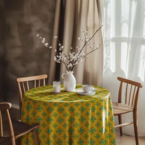 aranżacja jadalni z obrusem w folkowy wzór i białym dzbankiem na środku stołu