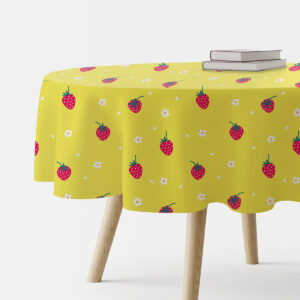 okrągły obrus z motywem czerwonych truskawek i białych kwiatuszek na żółtym tle, główne ujęcie produktu