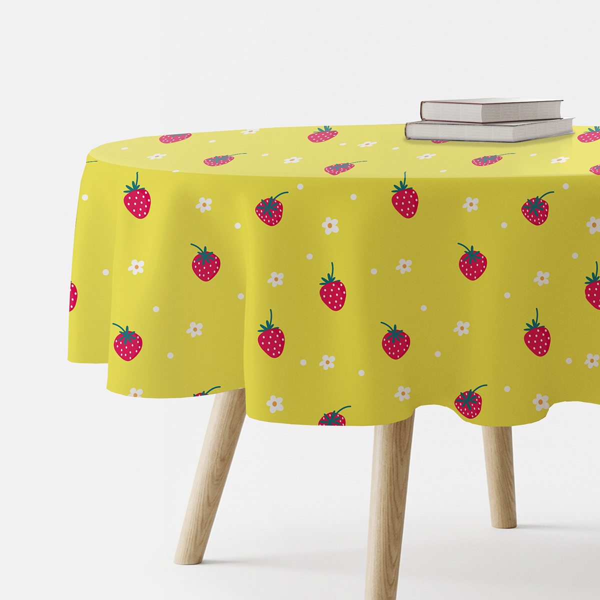 okrągły obrus z motywem czerwonych truskawek i białych kwiatuszek na żółtym tle, główne ujęcie produktu