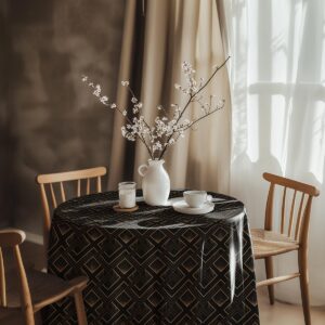 Stolik nakryty obrusem z wazonem i filiżanką, stylowa aranżacja w naturalnym świetle