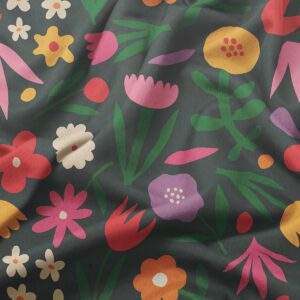 Zbliżenie na tkaninę z kolorowymi, prostymi kwiatami i liśćmi na ciemnym tle