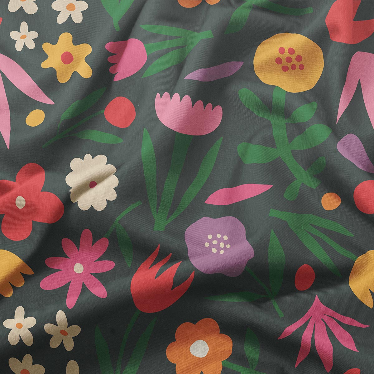 Zbliżenie na tkaninę z kolorowymi, prostymi kwiatami i liśćmi na ciemnym tle