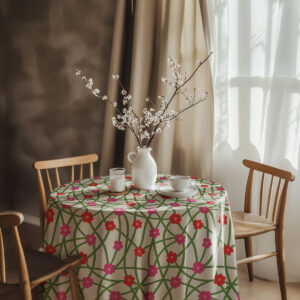 aranżacja stołu z białą wazą i zastawą na obrusie w kwiatową sieć