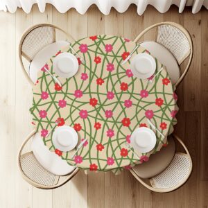 widok z góry na okrągły stół z obrusem w geometryczną sieć i rozmieszczone talerze