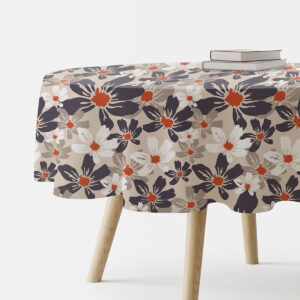 okrągły obrus na stole z beżowym tłem i dużym kwiatowym wzorem, ujęcie produktu z boku z książkami na blacie