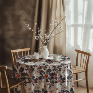 aranżacja stołu z wazonem z gałązkami i filiżanką, obrus z wzorem kwiatowym w naturalnym, przytulnym wnętrzu