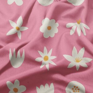 zbliżenie na biały wzór stokrotek z żółtymi środkami na różowym materiale