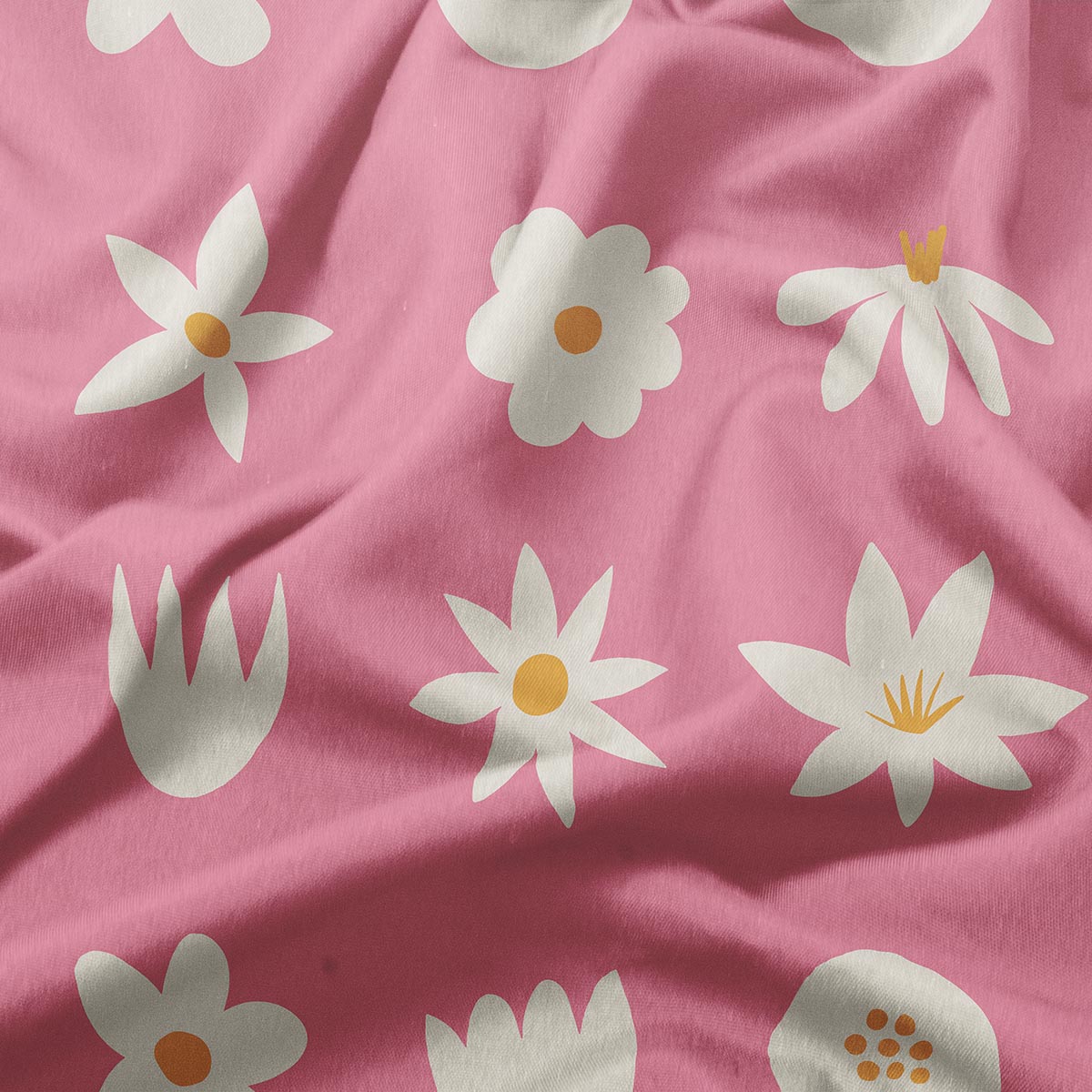 zbliżenie na biały wzór stokrotek z żółtymi środkami na różowym materiale