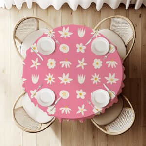 widok z góry na okrągły stół udekorowany obrusem z motywem stokrotek