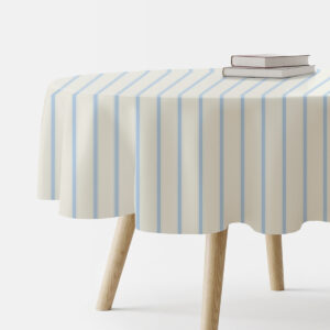 okrągły obrus kremowy z pionowymi błękitnymi pasami na stole