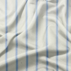 detal tkaniny z jasnoniebieskimi paskami i gładką strukturą materiału