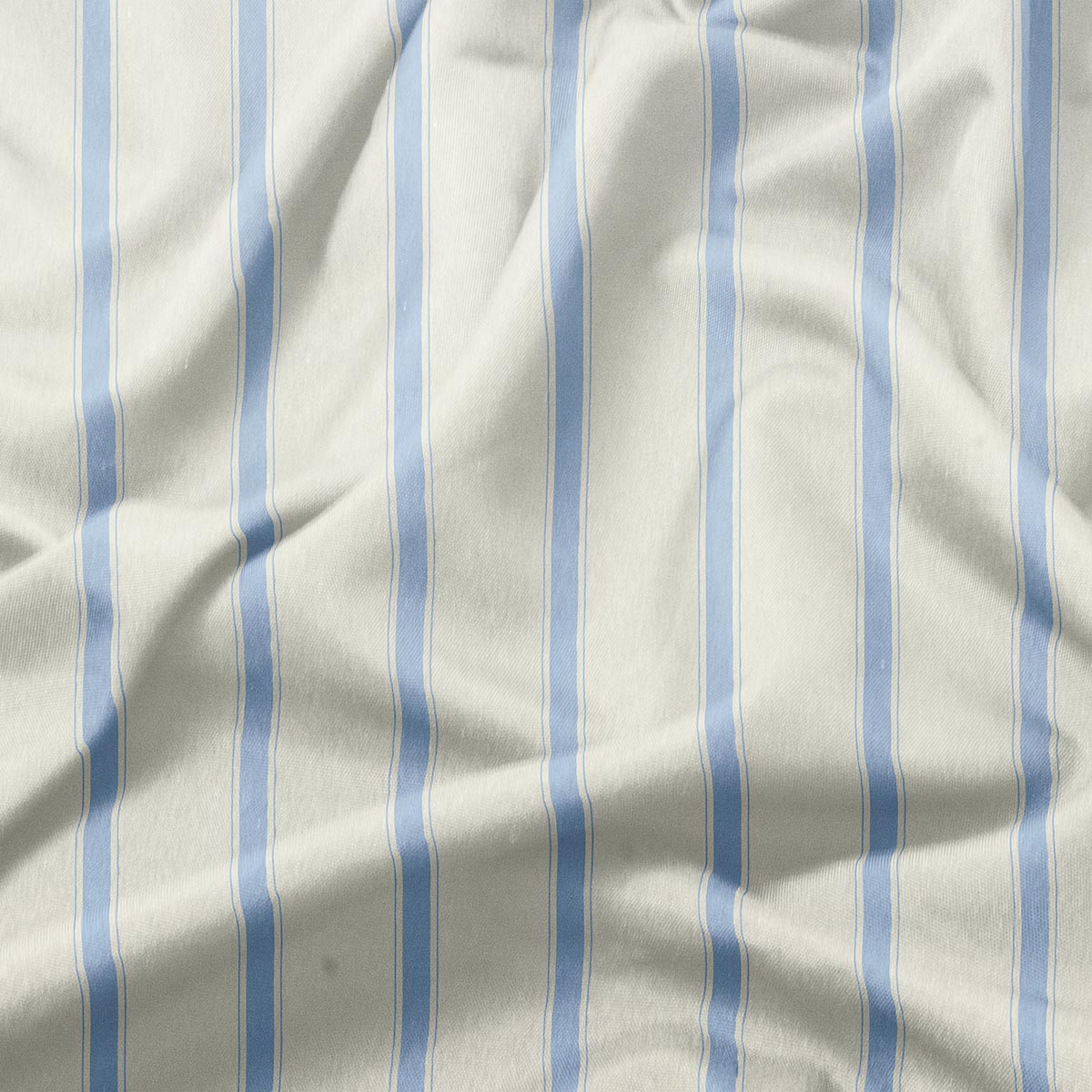 detal tkaniny z jasnoniebieskimi paskami i gładką strukturą materiału
