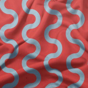 zbliżenie tkaniny obrusu pokazujące błękitny falisty wzór na czerwonym tle