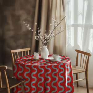 aranżacja stołu z wazonem i filiżanką na czerwonym obrusie z błękitnymi falami