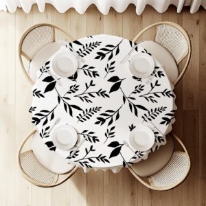 widok z góry na okrągły stół udekorowany obrusem z liściastym wzorem